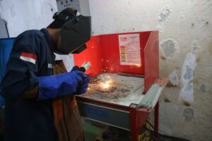 Teknik Mesin ITS Beri Pelatihan Mengelas untuk Pelajar dan Masyarakat