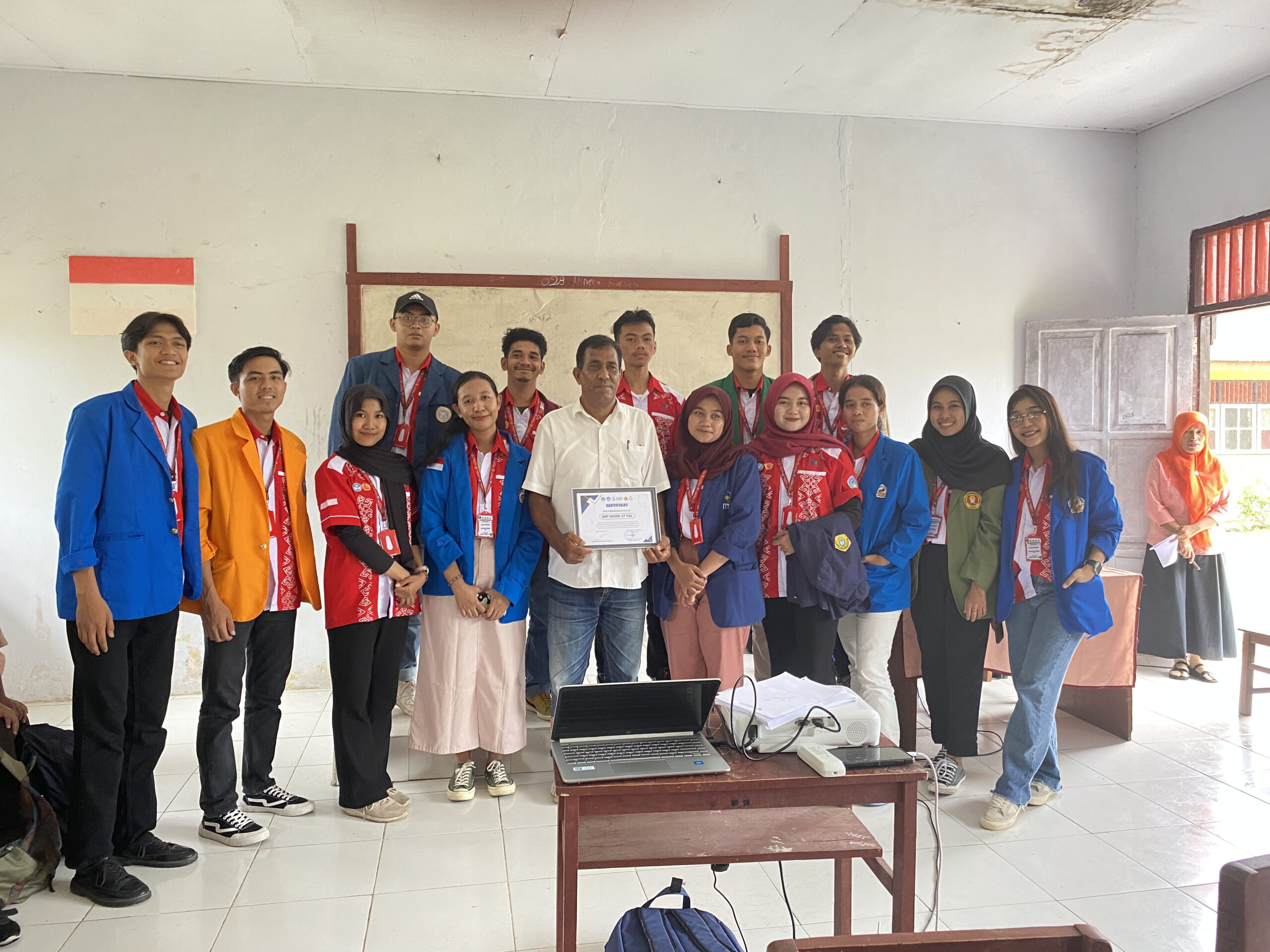 Delegasi ITS, Andhini Shafa Isnaini saat melakukan sosialisasi bullying dan kenakalan remaja di sekolah Desa Tial