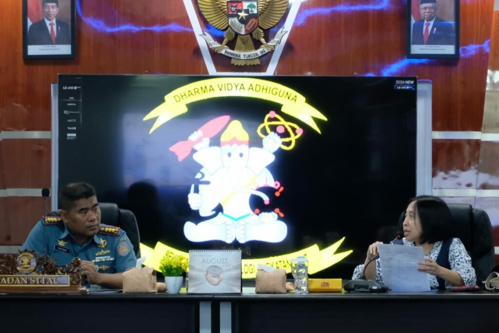 Ketua Tim KKN Abmas ITS Prof Erma Suryani ST MT PhD (kanan) saat berdiskusi dengan Wakil Komandan STTAL Kolonel Laut (P) Yoyok Nurkarya Santoso ST MT