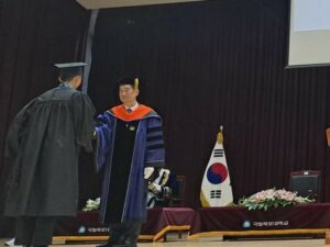 Presiden Mokpo National University (MNU) Ha-Cheol Song (kanan) saat memberikan penghargaan Academic Excellence kepada Jonathan Riccardo dalam upacara wisuda
