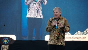 Foto Direktur Beasiswa Lembaga Pengelola Dana Pendidikan (LPDP), Ir Dwi Larso MSIE PhD saat memaparkan materi Beasiswa LPDP