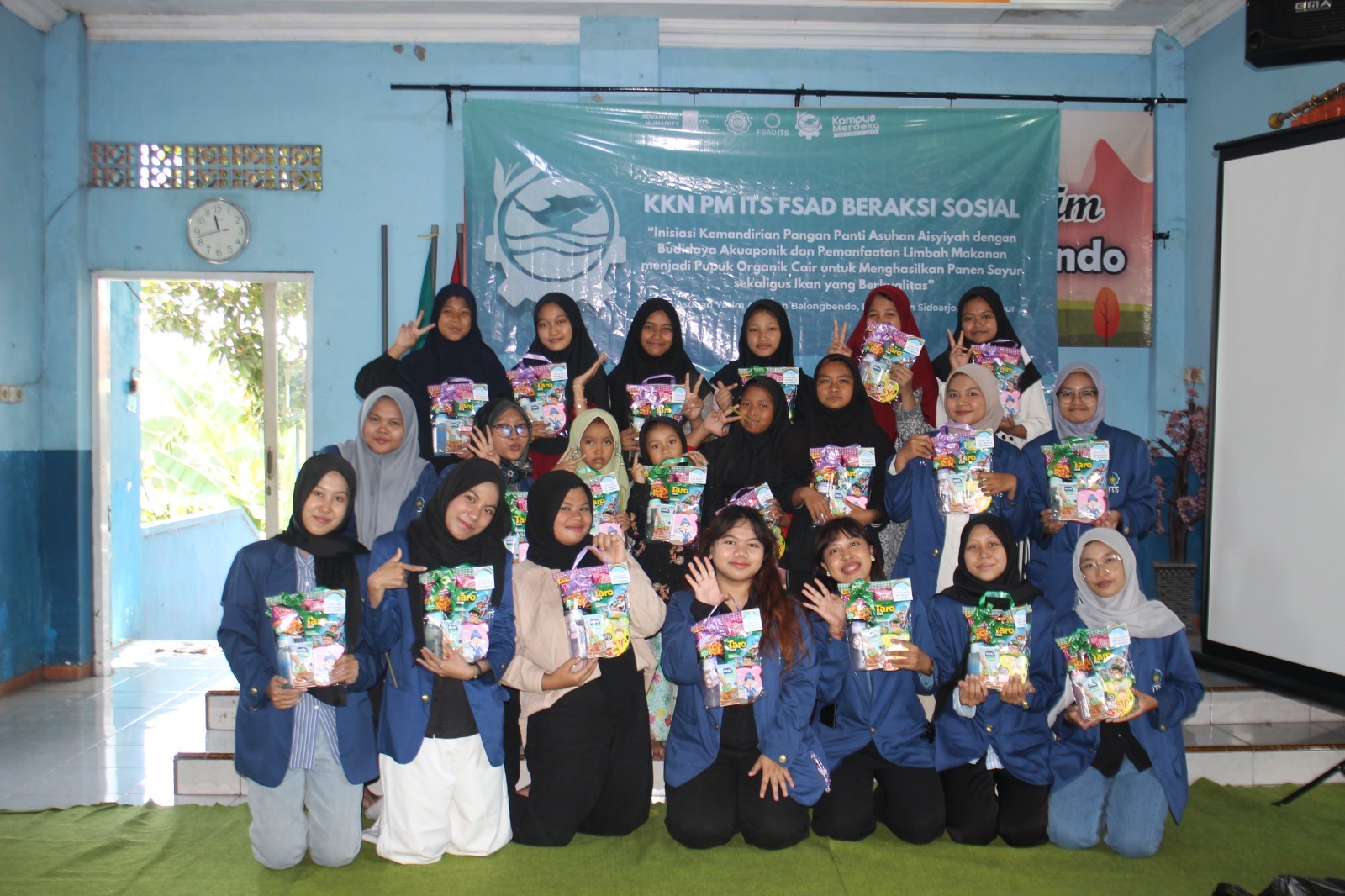 Gambar tim KKN PM ITS bersama anak Panti Asuhan Yatim Aisyiyah