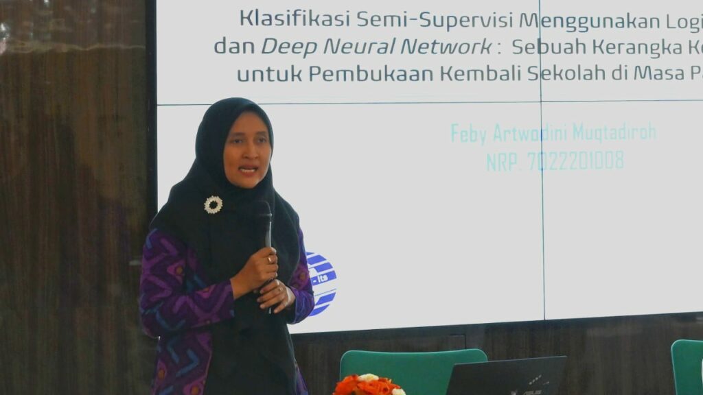 Dr Feby Artwodini Muqtadiroh ketika memaparkan disertasinya terkait sistem pemeringkatan wilayah terkontrol menggunakan metode Fuzzy TOPSIS dengan penilaian sosial berbasis USG