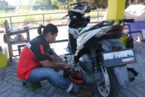 Bantu Pengojek Online, ITS Gelar Servis Sepeda Motor Gratis