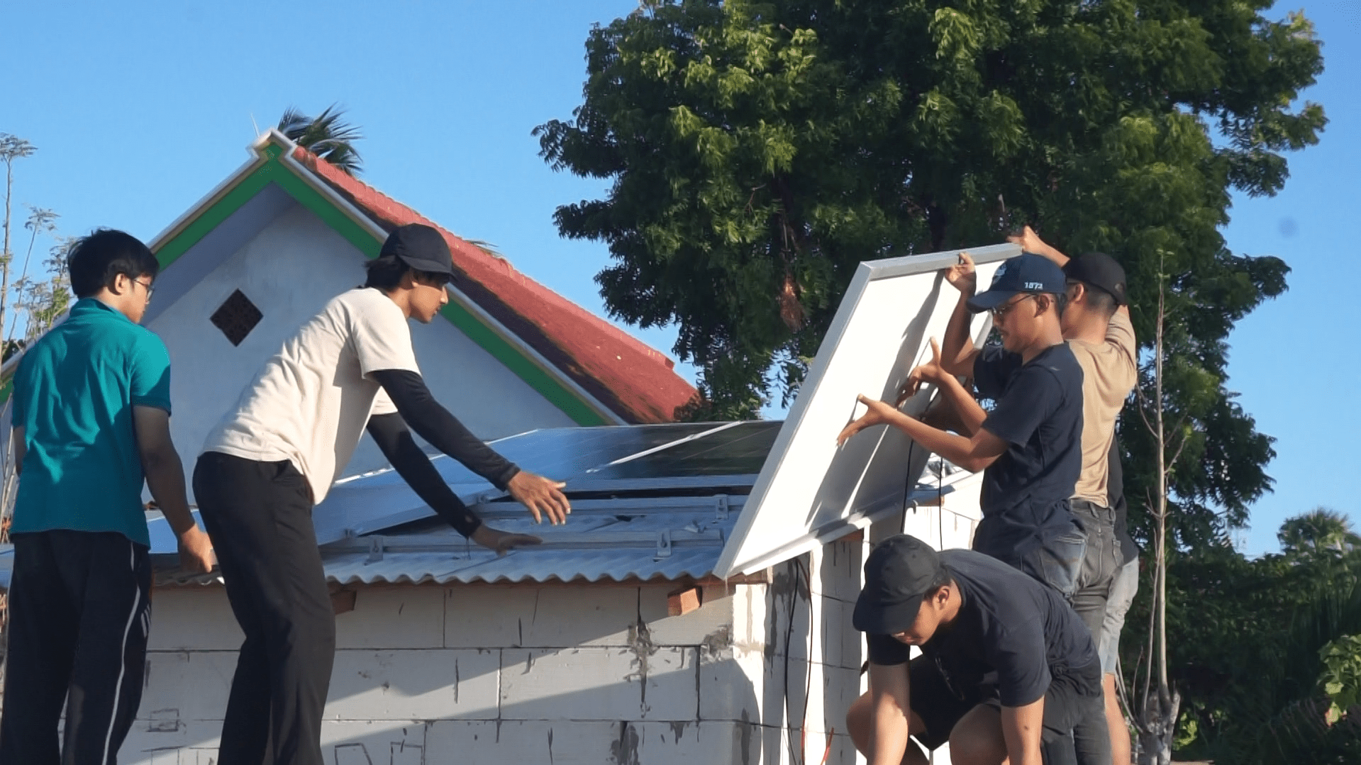 Tim KKN Abmas ITS mamasang instalasi panel surya