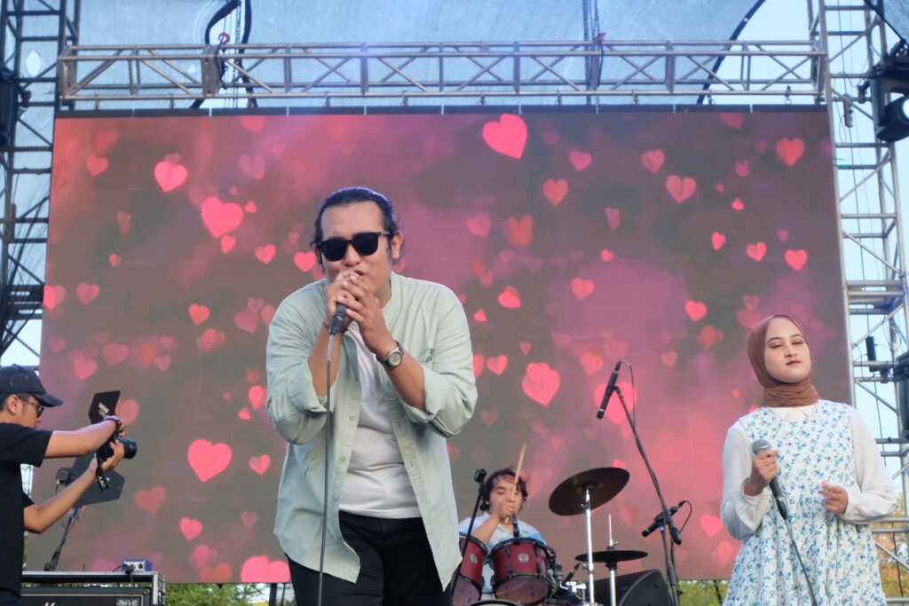 Salah satu band mahasiswa FV ITS turut berkontribusi dalam memeriahkan kegiatan 