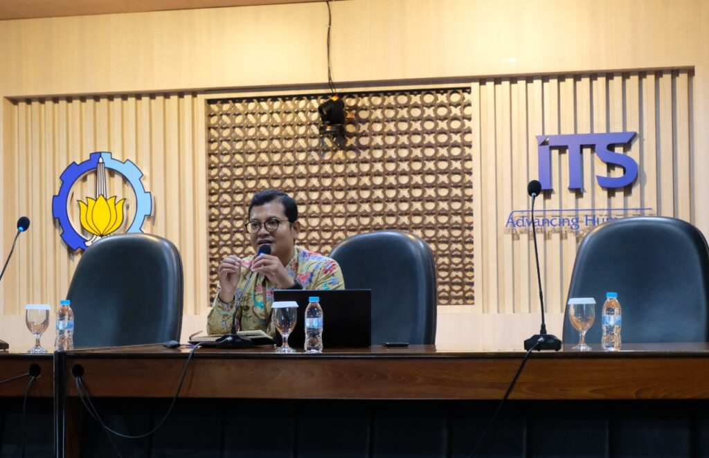 Asisten Pratama Ombudsman RI Perwakilan Provinsi Jawa Timur Achmad Azmi Musyadad SIP MIP saat menjelaskan soal Zona Integritas di Forum Komunikasi Publik ITS