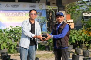 KSE ITS Peduli Lingkungan Lewat Aksi Tanam Pohon