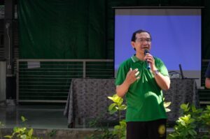 Dekan FSAD ITS Prof Hamzah Fansuri SSi MSi PhD saat memberikan sambutan pada kegiatan Gerakan Operasi Plastik di lingkungan Fakultas Sains dan Analitika Data (FSAD) ITS