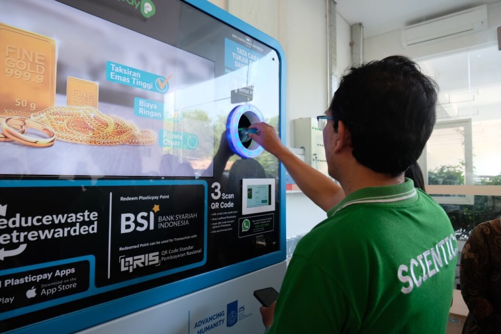 Dekan FSAD ITS Prof Hamzah Fansuri SSi MSi PhD saat mendemonstrasikan penggunaan Reverse Vending Machine (RVM)