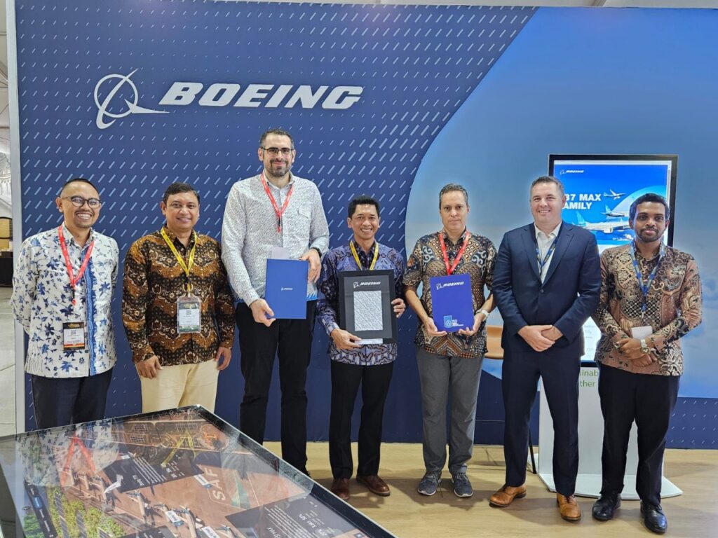 Delegasi dari ITS dan Boeing Indonesia usai penandatanganan MoU di sela acara Bali International Airshow 2024