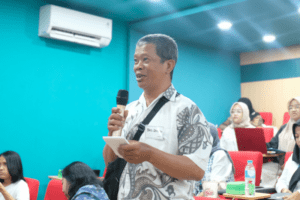 Foto Pelaku UMKM asal Mojokerto saat mengajukan pertanyaan terkait ESG dalam usahanya