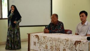 Dini Adni Navastara SKom MSc (berdiri) saat membuka kegiatan Abmas ITS di SMPLB-A YPAB Surabaya