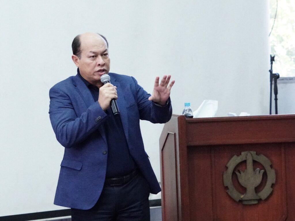 Direktur Utama PT PAL Indonesia Dr Kaharuddin Djenod MEng saat memaparkan materi Kebangkitan Peradaban Maritim Indonesia dalam sesi Leader Talks di Auditorium Gedung Pascasarjana ITS