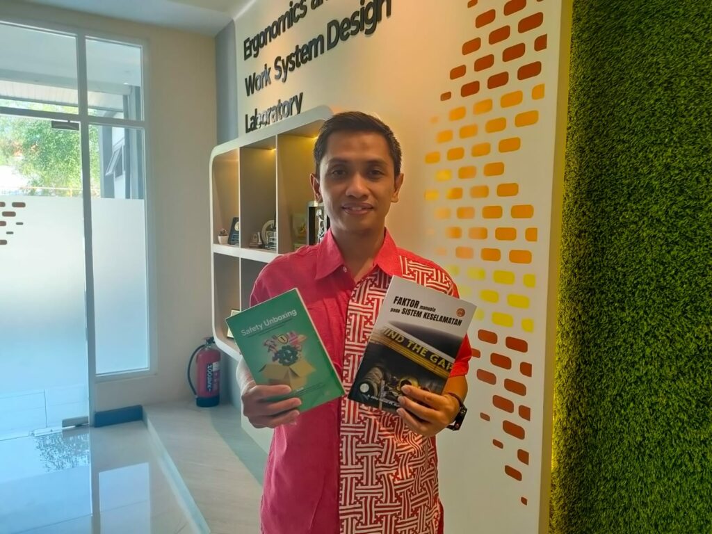 Dr Adithya Sudiarno IDipNEBOSH GradlOSH saat menunjukkan hasil karyanya berupa buku-buku tentang kesehatan dan keselamatan