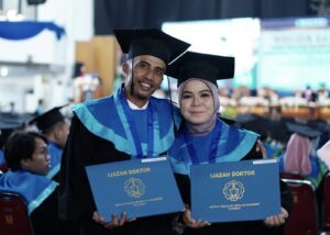 Romantis, Pasutri Kompak Lulus Doktor Bersama di ITS