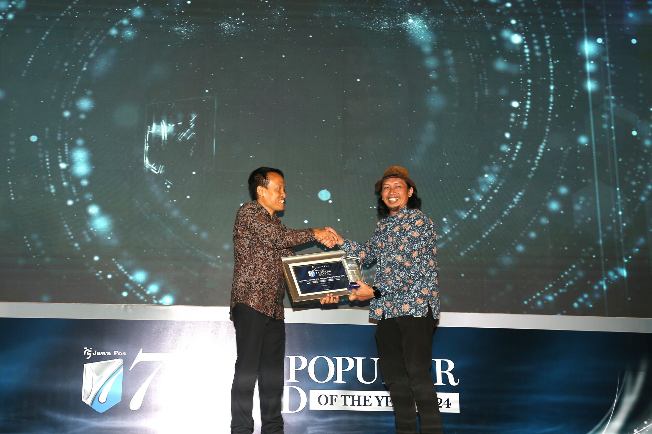 foto Ramok saat menerima piagam penghargaan dari Jawa Pos