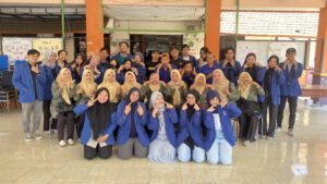 Dukung Ekonomi Sirkular, ITS Beri Pelatihan Pembuatan Pakan Lele