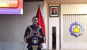 Kepala Dinas Pendidikan Provinsi Jawa Timur Dr Aries Agung Paewai STP MM saat mempresentasikan kondisi para guru honorer di Jawa Timur