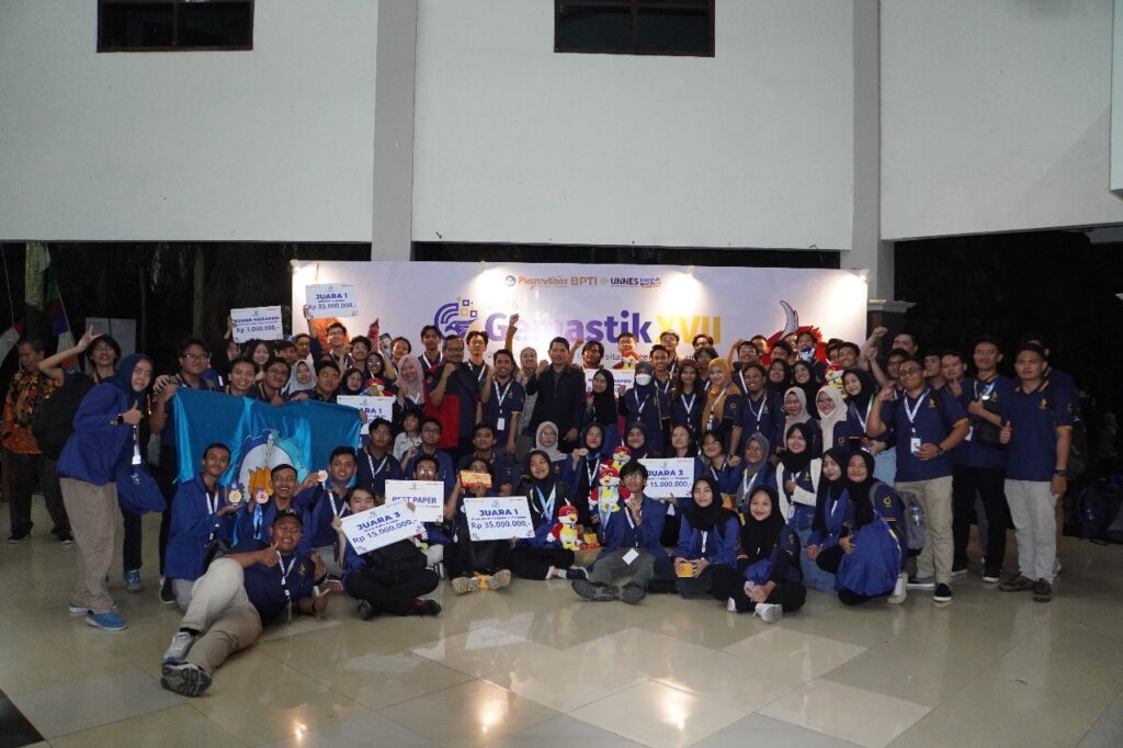 Kontingen ITS usai mengikuti malam penganugerahaan medali pada Gemastik XVII 2024 di Universitas Negeri Semarang (Unnes)
