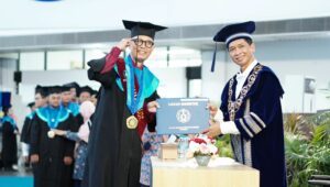 Wisudawan Tertua ITS Sukses Lulus dengan Predikat Cumlaude