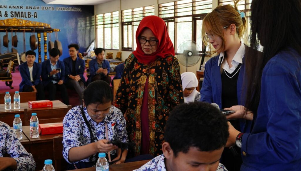 Para siswa SMPLB-A YPAB Surabaya saat mencoba fitur mobile yang ditawarkan Neutrack AI Glove, karya tim Abmas ITS