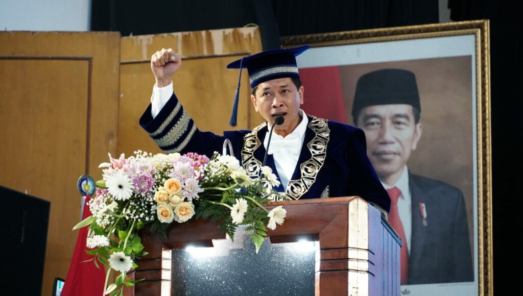 Rektor ITS Ir Bambang Pramujati ST MScEng PhD ketika memberikan pidato sambutan pada hari pertama Wisuda ke-130 ITS