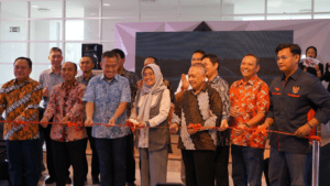 Wakil Rektor I Bidang Akademik dan Kemahasiswaan ITS Prof Nurul Widiastuti SSi MSi PhD (berhijab) ketika meresmikan peluncuran mobil Nogogeni VII dan Nogogeni IX Evo untuk berlaga di ajang KMHE 2024