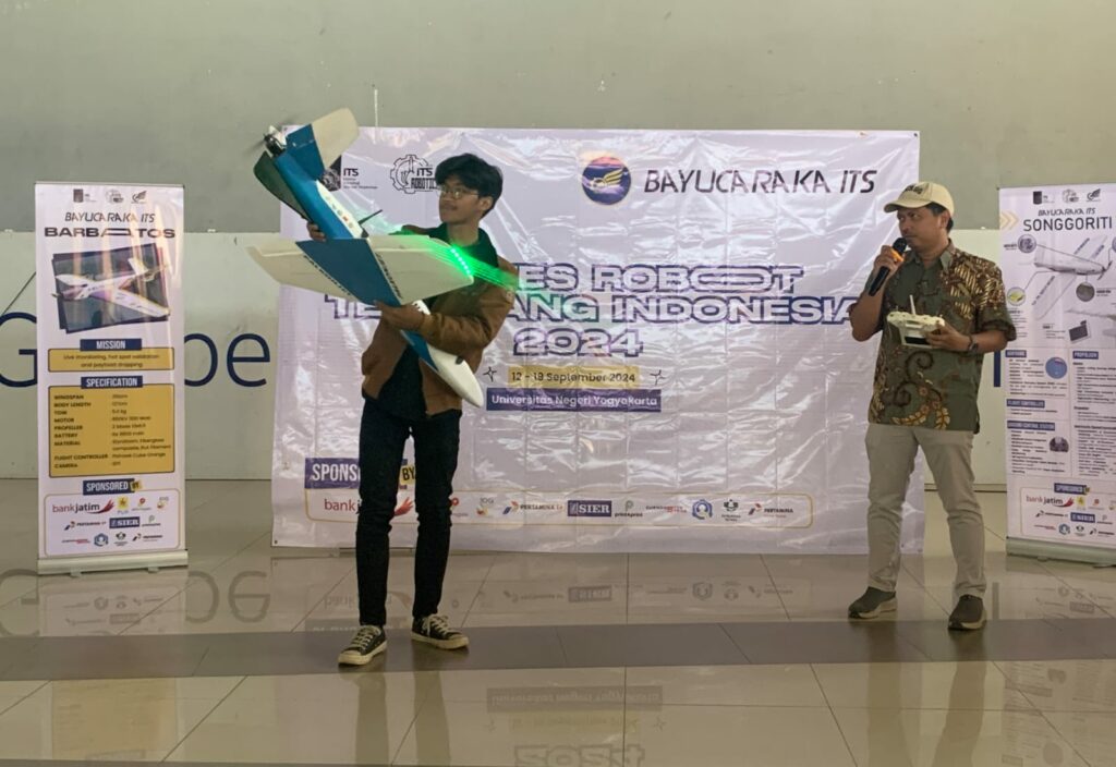Simbolisasi pelepasan tim Bayucaraka ITS untuk bertanding di KRTI Nasional 2024 dengan meyalakan mesin pesawat PALKONJET yang akan bertanding pada divisi Racing Plane