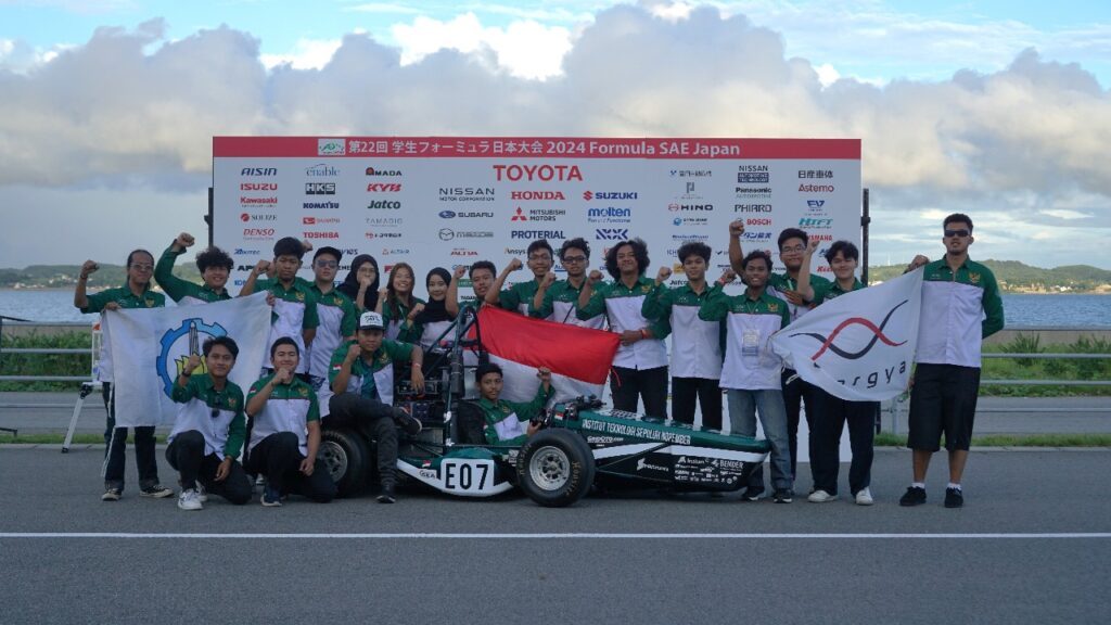 Tim Anargya ITS yang sukses meraih juara III cabang lomba Presentation Event dan Top 10 untuk kelas EV pada FSAE Japan 2024