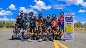 Tim Bayucaraka ITS bersama salah satu inovasi robot terbangnya, Soeroku97, yang berhasil meraih juara pertama pada kategori Vertical Take Off Landing (VTOL) di ajang KRTI 2024