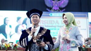 Lantunkan Nuansa Bening, Rektor ITS Tutup Wisuda ke-130