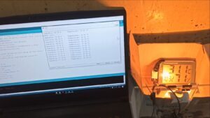 Foto laptop dalam proses kalibrasi DHT 22 pada mesin proofer