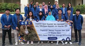 Gambar Tim KKN Abmas Departemen Kimia ITS dalam kegiatan KKN