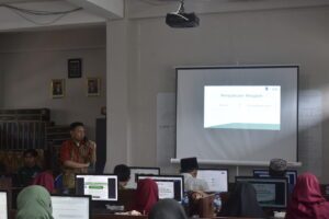Yurid Eka Nugraha ST MEng PhD sedang Memberikan Materi Pelatihan Pemanfaatan AI di Laboratorium SMA At Tibyan