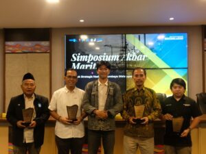 Gambar sesi penyerahan cinderamata dari BEM FTK ITS kepada narasumber SImposium Akbar Maritim Surabaya Waterfront Land