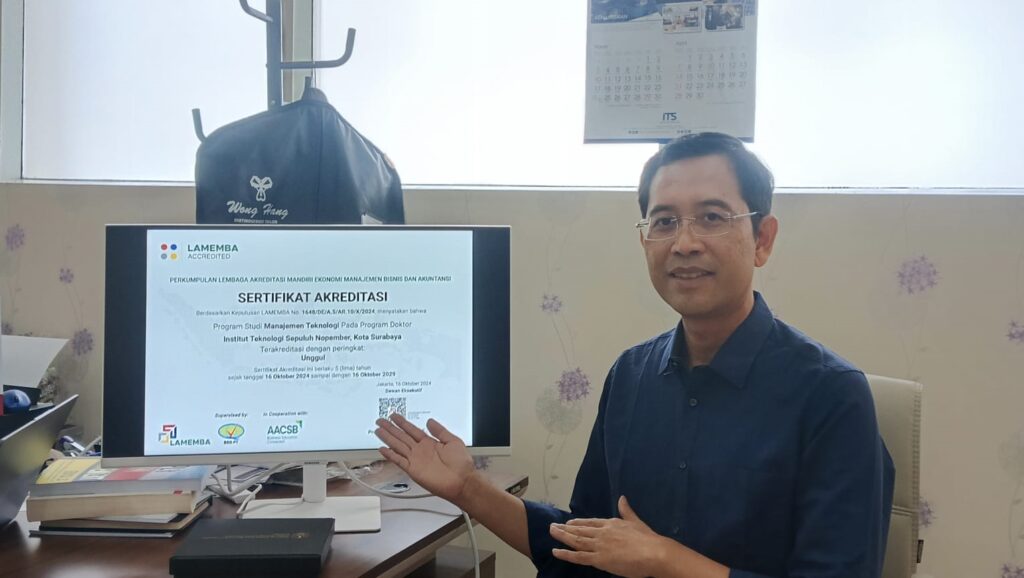Dekan SIMT ITS Prof Ir I Nyoman Pujawan MEng PhD CSCP menunjukkan sertifikat Akreditasi Unggul DMT ITS