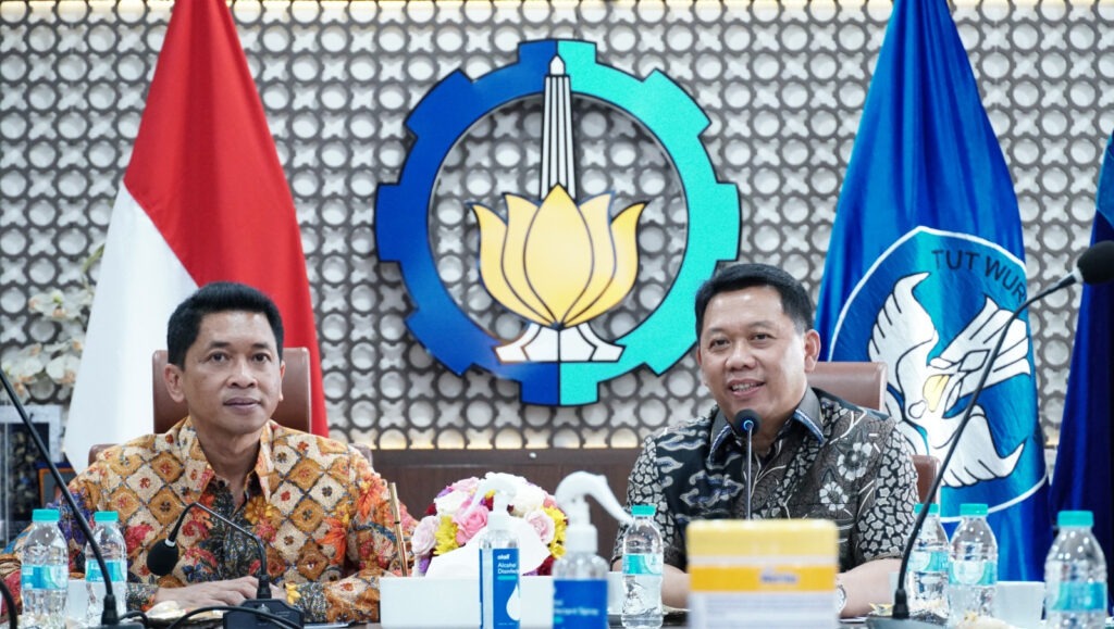 Direktur Utama PT Pupuk Kalimantan Timur (PKT) Budi Wahju Soesilo (kanan) bersama Rektor ITS Ir Bambang Pramujati MSc Eng PhD saat menyampaikan sambutan terkait dukungan pendanaan untuk ITS