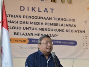 Dr Eng Febriliyan Samopa ketika menjelaskan materi pembelajaran interaktif