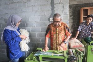 Prof Dr Ir Soeprijanto MSc (tengah) saat mempraktekkan cara kerja alat stripping kepada masyarakat Desa Bedali