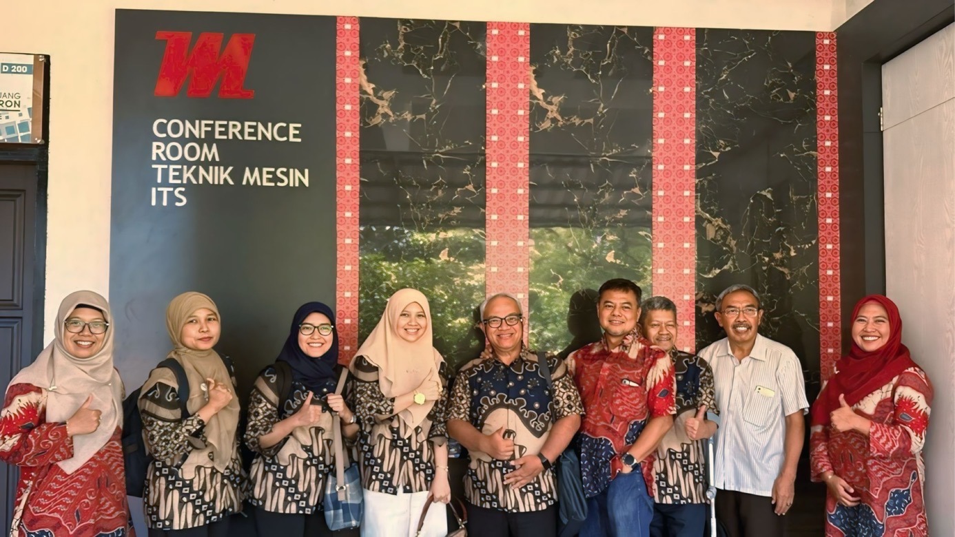 Gambar Jejeran Tim auditor SPMI ITS bersama perwakilan Departemen Teknik Mesin ITS di depan Conference Room Teknik Mesin ITS