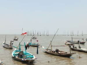 Gambar kapal nelayan di Pantai Kenjeran