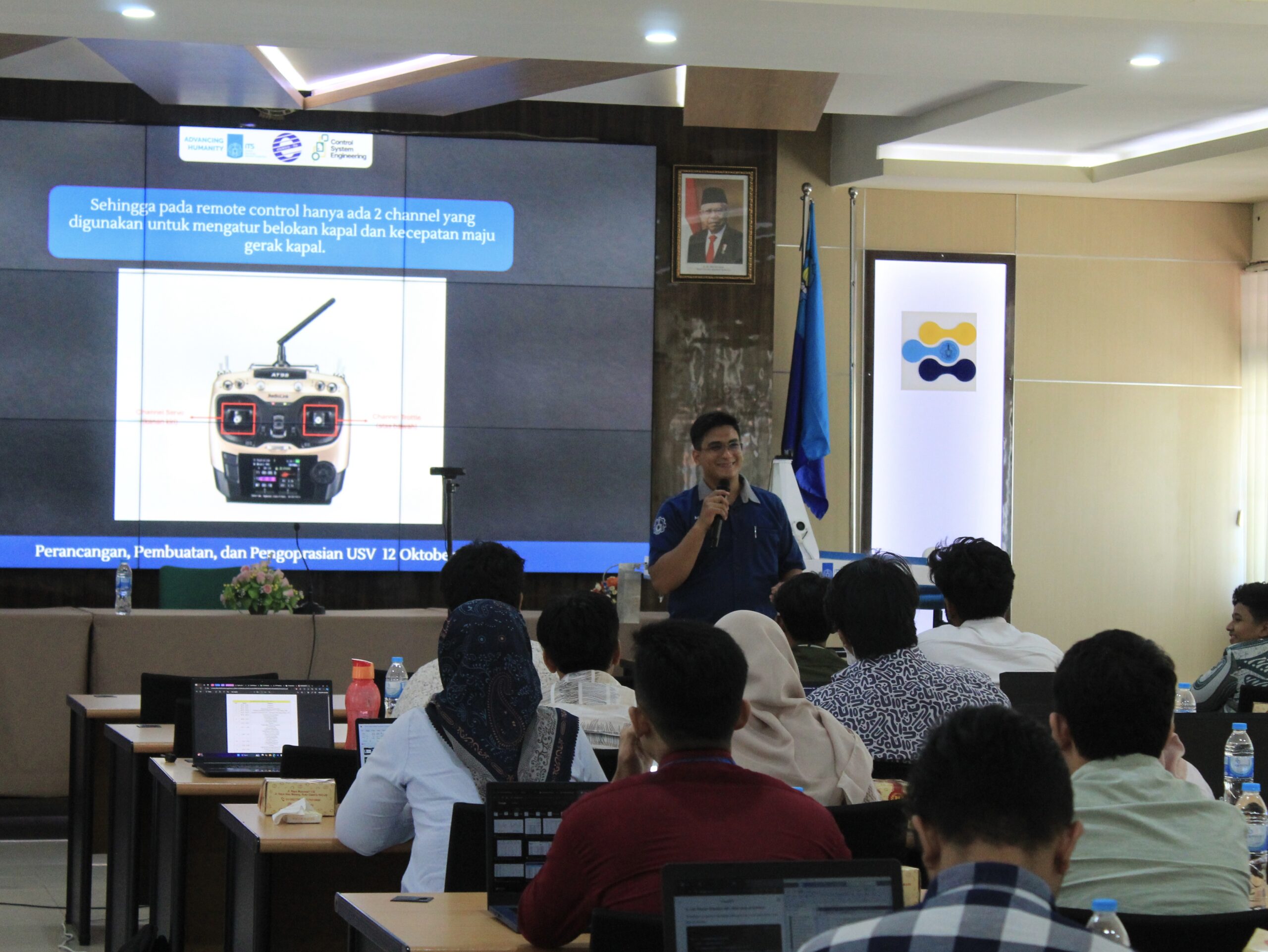 Gambar Kegiatan pelatihan inovasi USV oleh KKN Abmas ITS di Gedung Departemen Teknik Elektro ITS