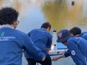Gambar kegiatan pengoperasian USV di Danau Delapan ITS