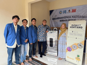 Penyerahan mesin proofer oleh tim KKN Abmas ITS kepada UMKM Rastarindo