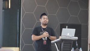Gambar Kang Ali, seorang Manajer Cyber Security Research and Development di Punggawa Cyber Security, menjelaskan mengenai keamanan data pengguna dalam menggunakan LLM Lokal