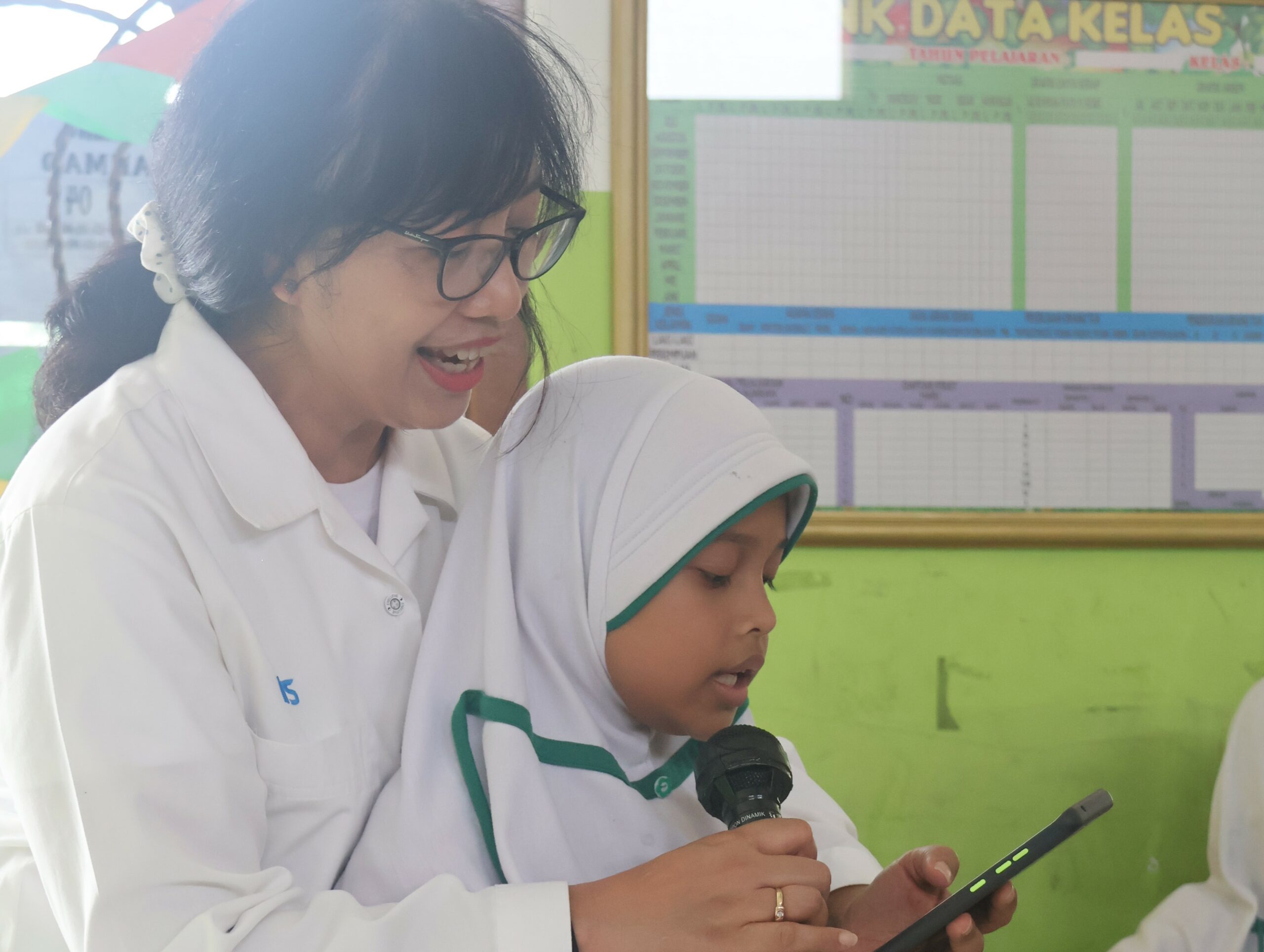 Gambar Dosen Laboratorium EPSK ITS bersama siswi Al Ahmad nyanyikan lagu singkat budaya 5S