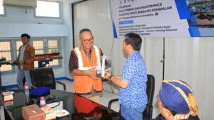 Pemberian souvenir oleh Kepala Lab Teknologi dan Manajemen Produksi Kapal FTK-ITS kepada Direktur Utama PT DPS, Bapak Wilton Molumbot