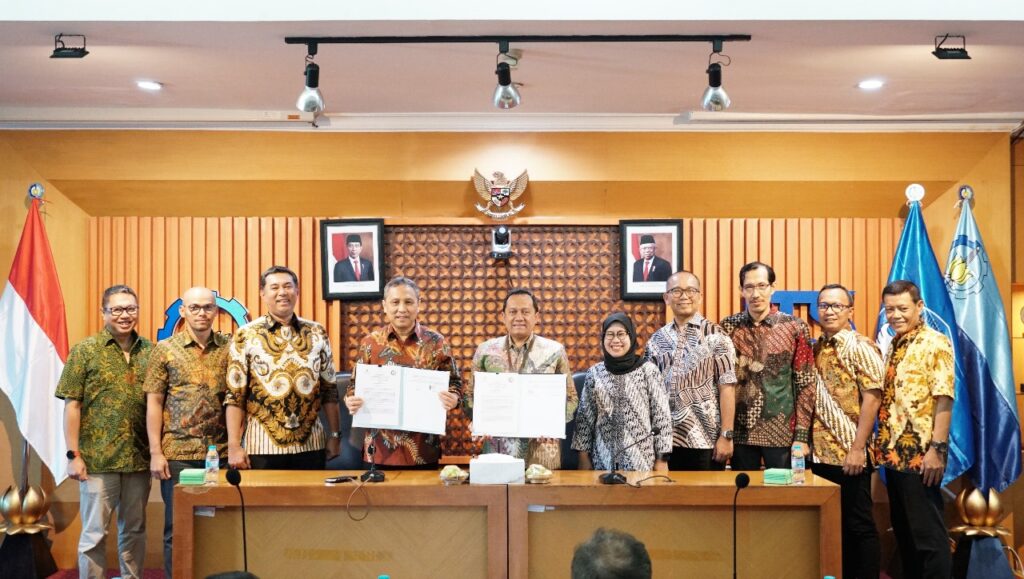 Jajaran pimpinan ITS dan SKK Migas usai penandatangan Perjanjian Kerja Sama (PKS) pendirian Study Space dan Migas Corner di Gedung Rektorat ITS