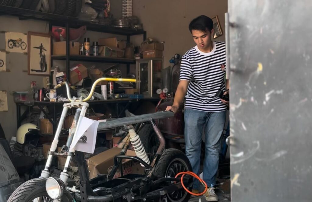 Jonathan Philbert saat proses mendesain prototipe Saka